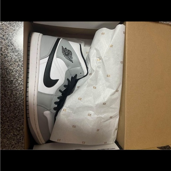 Jordan’s 1 mid light smoke grey - Picture 1 of 10